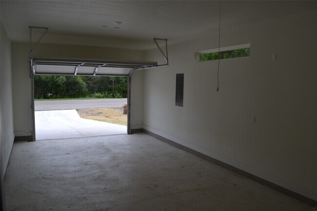 Building Photo - 729 Canyon Bend