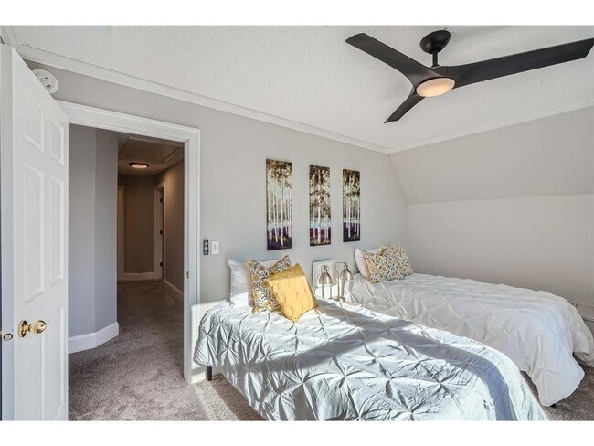 Building Photo - 1045 Lake St E