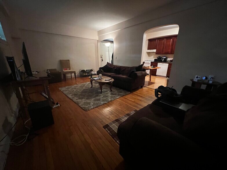 Building Photo - 1559 Beacon St