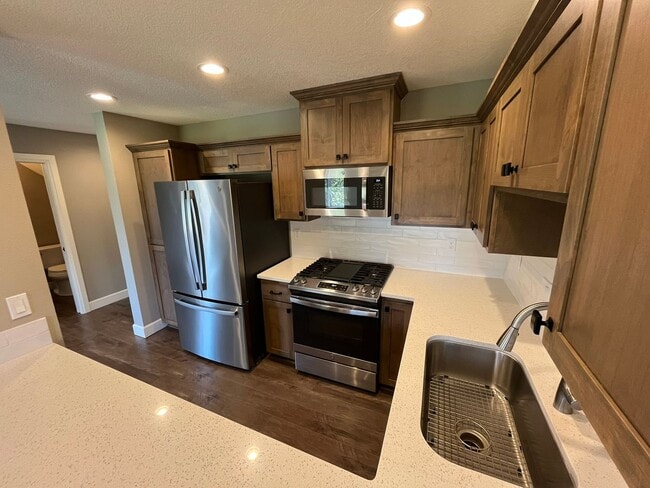 Building Photo - Spacious Townhome Style Duplex Unit