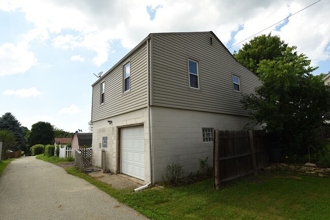 Building Photo - 2-Bedroom, 1-Bath Single-Family Home with Integral Garage and Renovated Interior for Rent