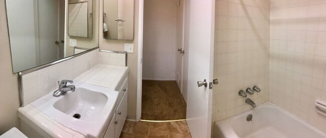 Building Photo - Mid Town Ventura - One Bedroom, One Bathro...