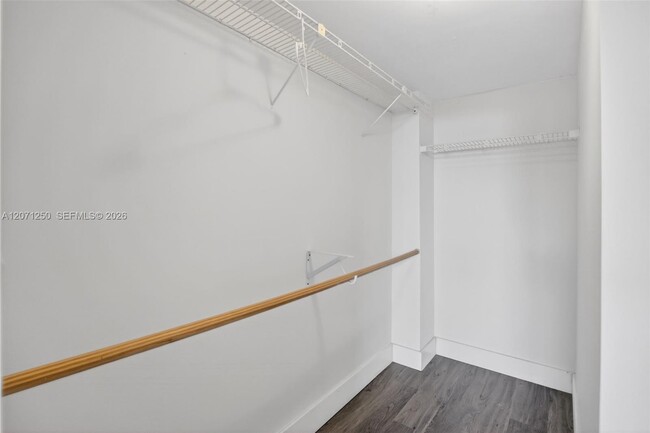 Building Photo - 250 Jacaranda Dr