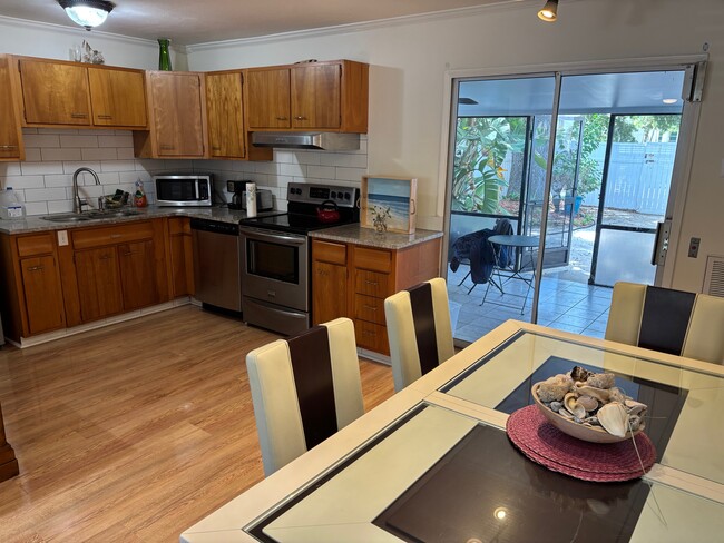 Building Photo - 814 Dahlia Ln