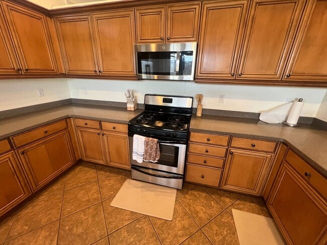 Building Photo - Spacious 4-Bedroom Home in Desirable Apple Valley Neighborhood