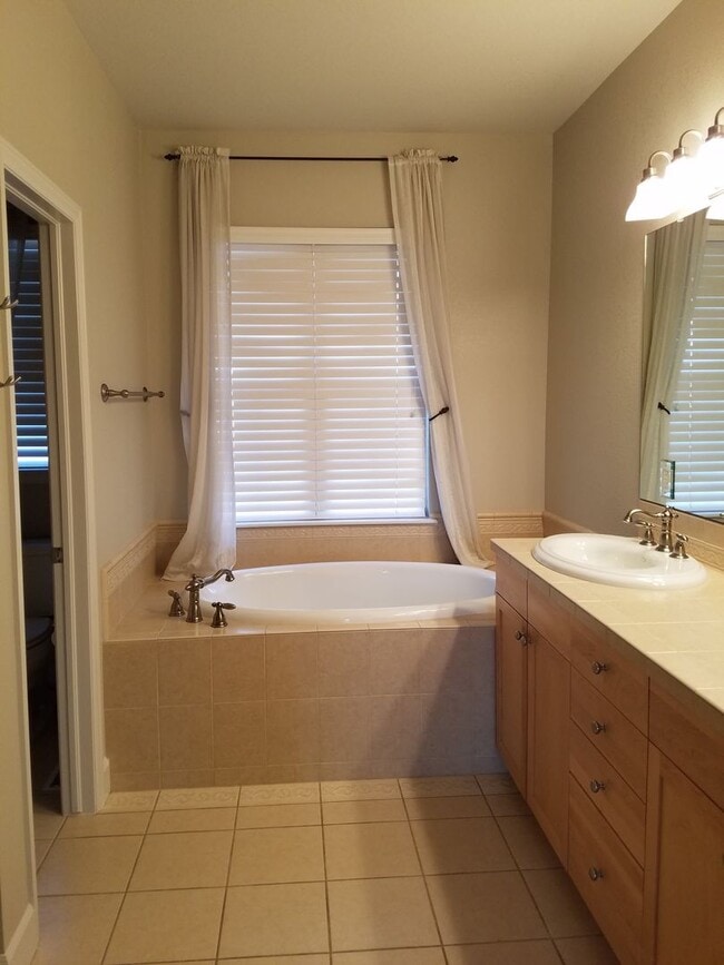 Building Photo - Stunning 4 Bedroom 3.5 Bath Lowry Townhome...