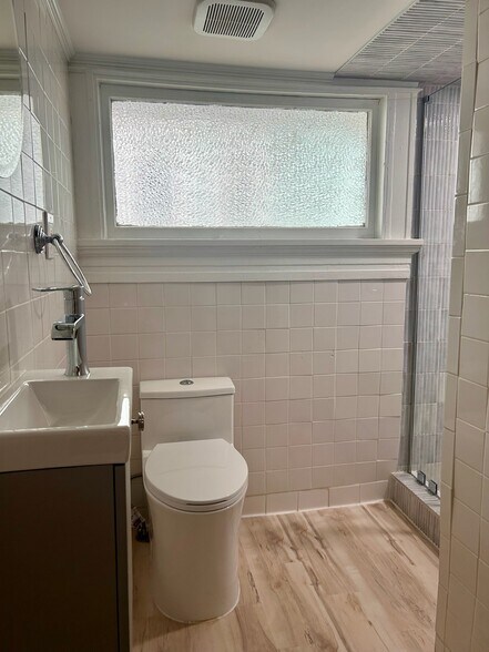 Hallway Full Bathroom - 1118 Colquitt Ave NE