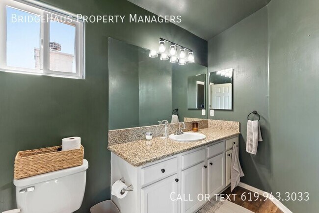 Building Photo - 832 Georgia St