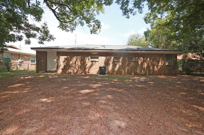 Building Photo - Updated 3BR/2BA Home with New Flooring & F...