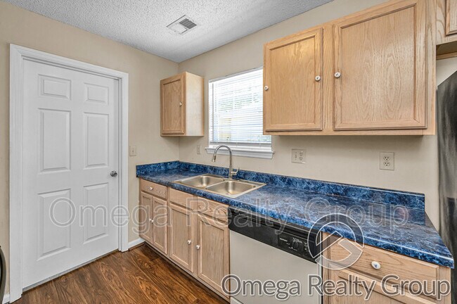 Building Photo - 6749 Lakes Edge Ln