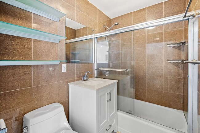 Building Photo - Newly Renovated 1 Bedroom 1 Bathroom  Avai...