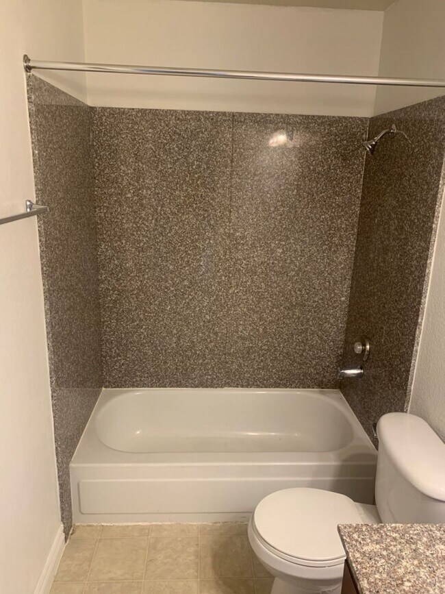 Building Photo - 2 bed 1 bath condo for rent -$1300