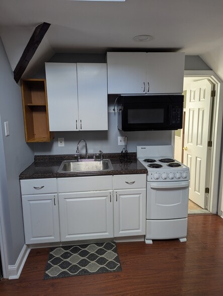 Kitchen - 2147 Salisbury Park Dr