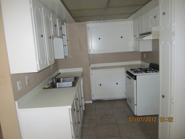 Building Photo - This Townhouse is located minutes from the freeway!