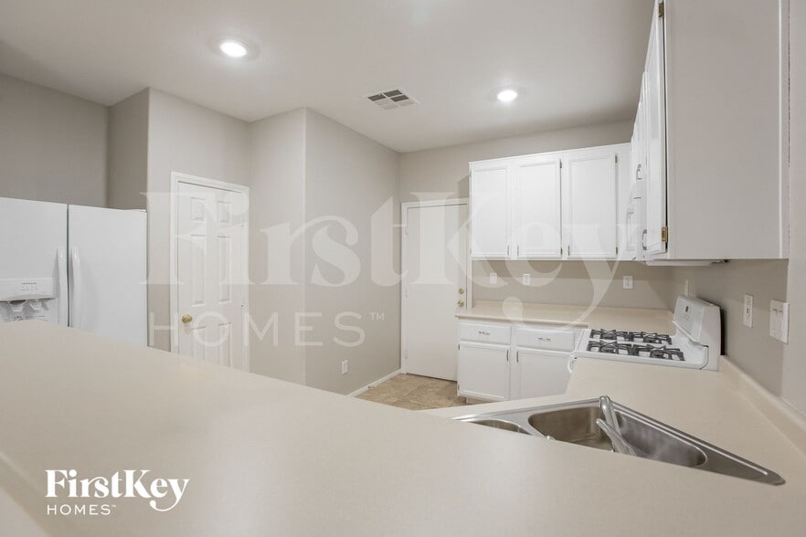 Building Photo - 8309 Cavaricci Ave