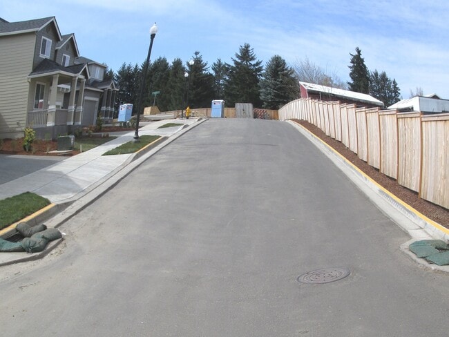 Building Photo - $500 off 1st month! New carpet, hardwoods, quartz counters, 4 Br 2.5 bth  fenced yard, walk to park!