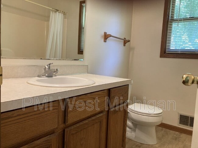 Building Photo - 2703 Woodmeadow Dr SE