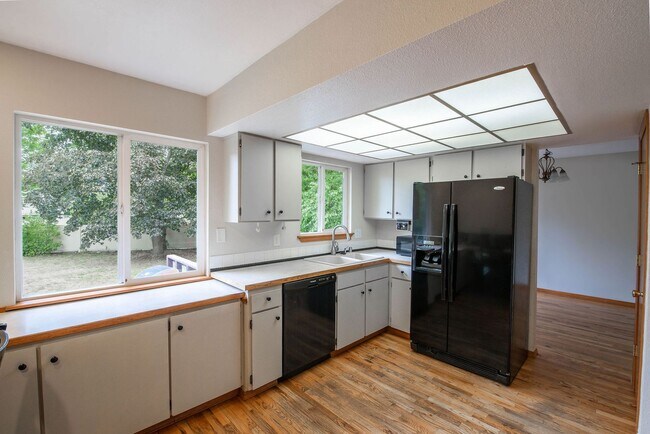 Building Photo - Spacious 3-Bed Home in Hayden Lake with La...