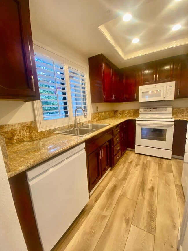 Building Photo - Pleasanton Townhouse, 2 Bed 2 Bath Upstairs End Unit, Private Patio, 2 parking spots, Close to do...