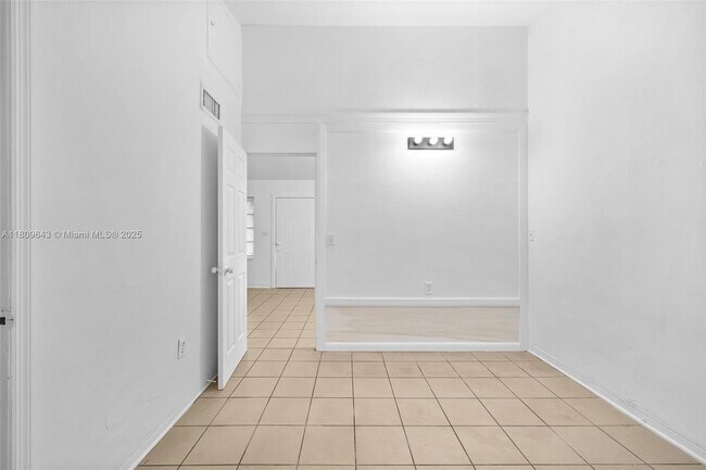 Building Photo - 840 SW 7th St