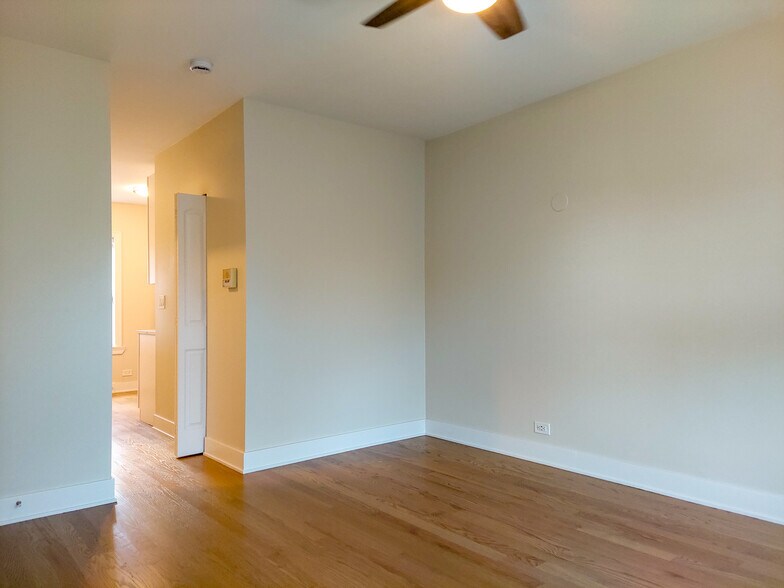 Building Photo - 4604 N Winchester Ave