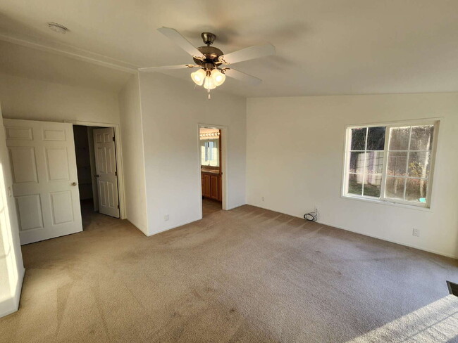 Building Photo - 3 bed 2 bath 2 car garage w/ great views i...