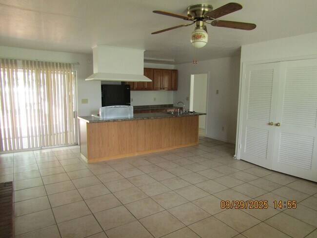 Building Photo - Very nice spacious home! No Carpet! Pet Fr...