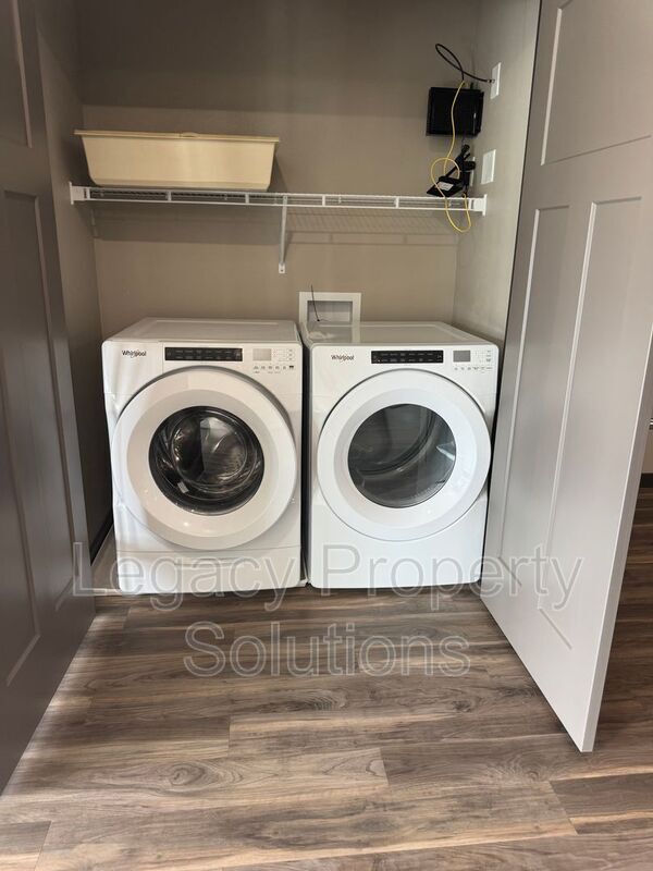 Building Photo - 220 E Greenfield Ln