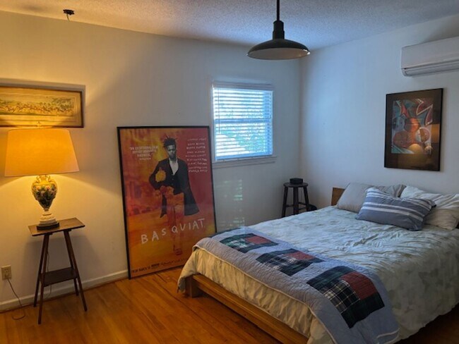 Building Photo - Fully furnished 1 bedroom 1 bath garage apartment