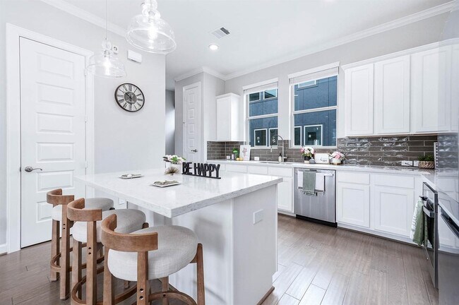 Building Photo - 2022 Groveland Glen Dr