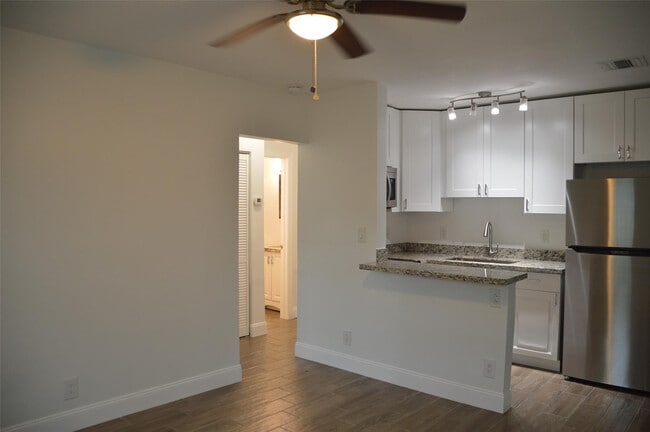Building Photo - 823 NE 14th Ct