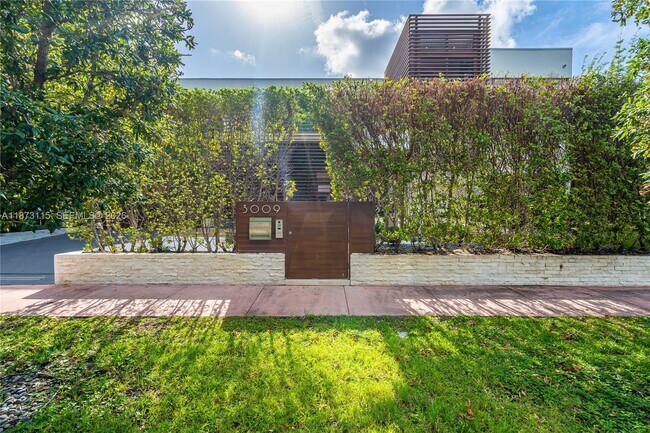 Building Photo - 3009 Pine Tree Dr