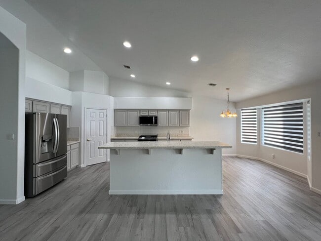 Building Photo - 4 BEDROOM POOL HOME!
