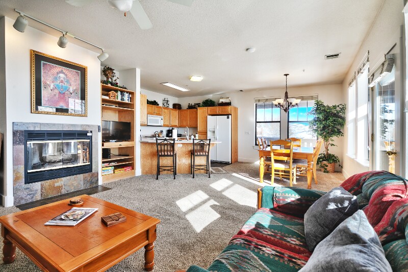 Building Photo - 8371 Meadowview Dr