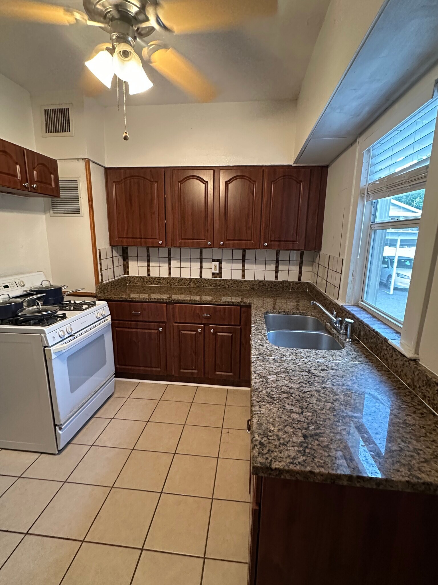 Building Photo - 994 Druid Rd E