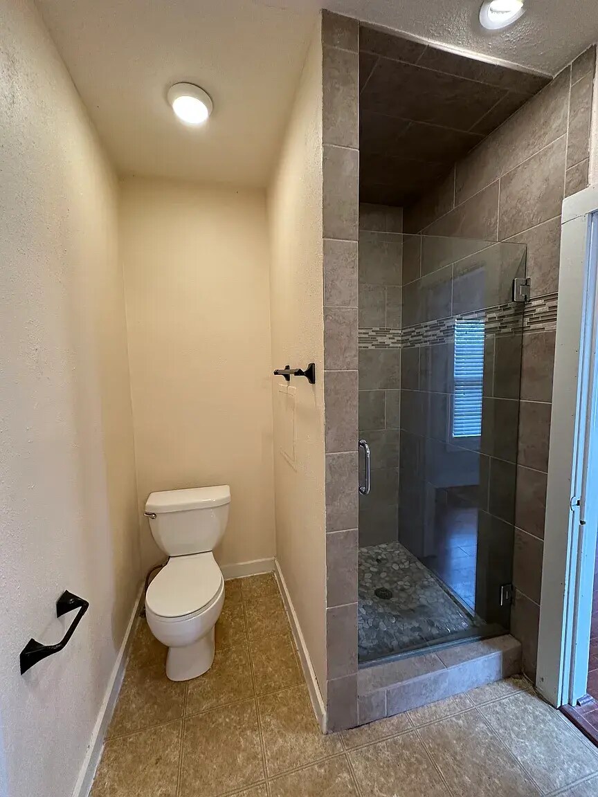 Second bathroom - 521 E Charnwood St