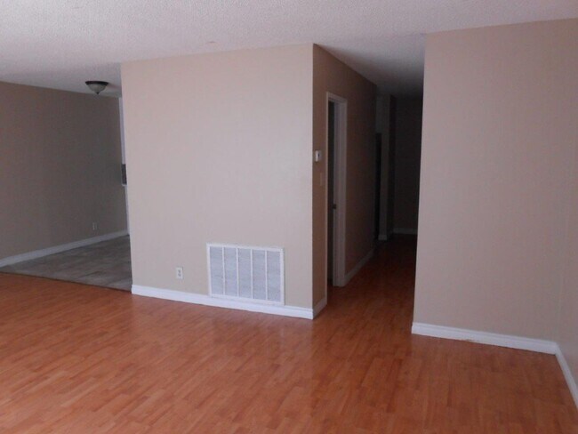Building Photo - Spacious 2 story Townhouse with Community Pool