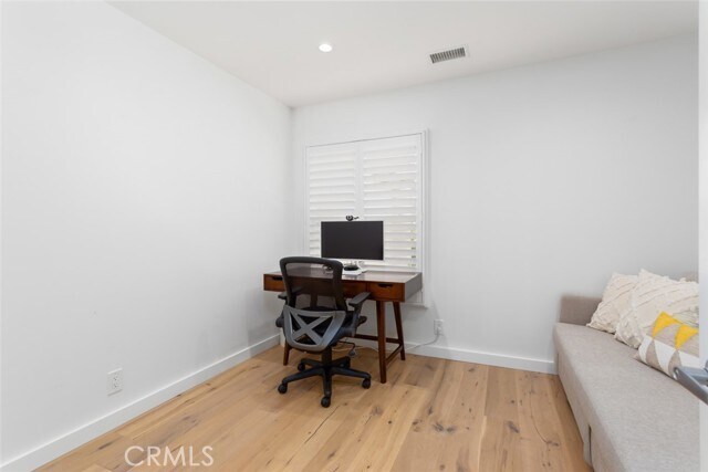 Building Photo - 607 Hilvanar