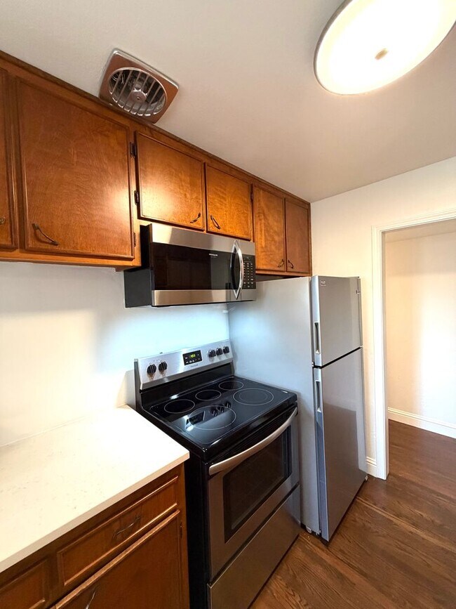 Building Photo - Charming 3-Bed, 1-Bath West Sacramento Home – Updated with Solar!