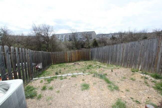 Building Photo - 4 bed, 3.5 bath, Townhome in Bunker Hill, WV