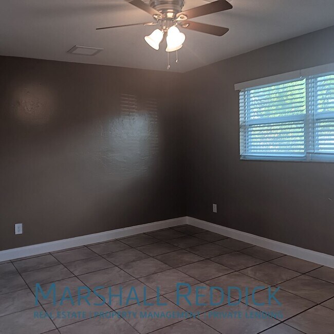 Building Photo - 2 bed 2 bath with a pool