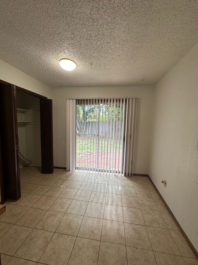 Building Photo - 2 Bedroom 1.5 Bath