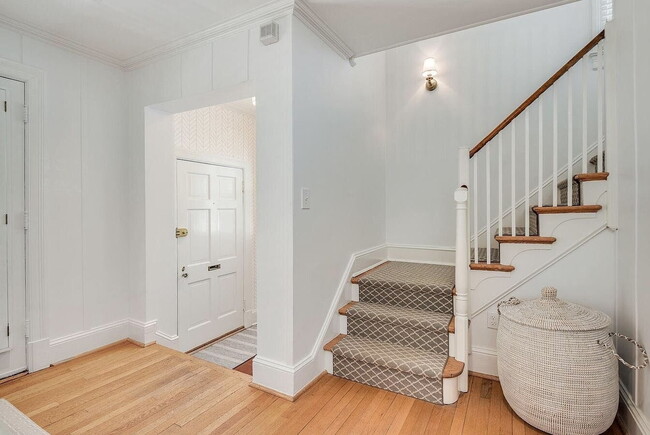 Building Photo - 3-Bed, 4-Bath Retreat in Chevy Chase!"