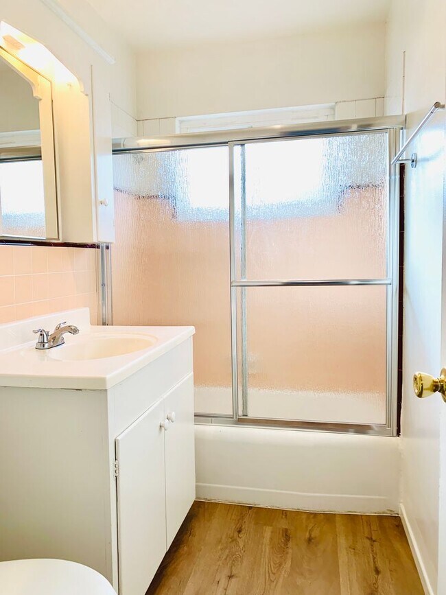 Building Photo - 2BD/1BA UPSTAIRS APARTMENT IN PACIFIC BEAC...