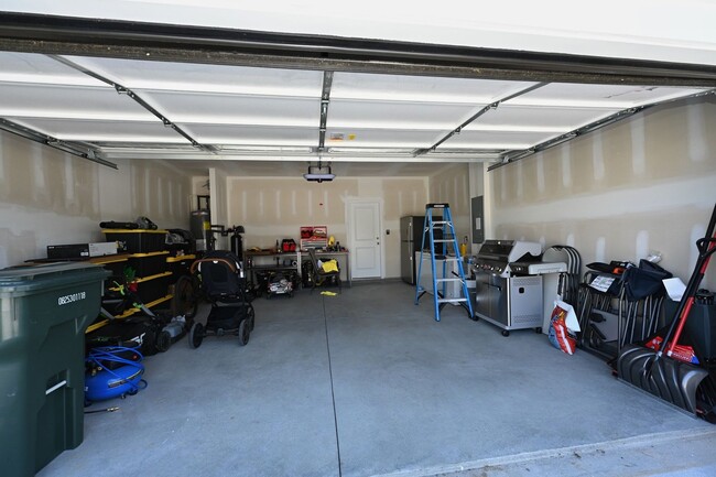 Building Photo - **RARE FIND: LIKE NEW, ONE-OWNER, 5-BED, 3-BATH HOME BUILT IN 2025 IN A NEIGHBORHOOD WITH RESORT-...