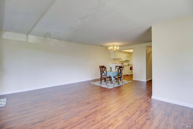 Building Photo - 22 Lakeview Ct