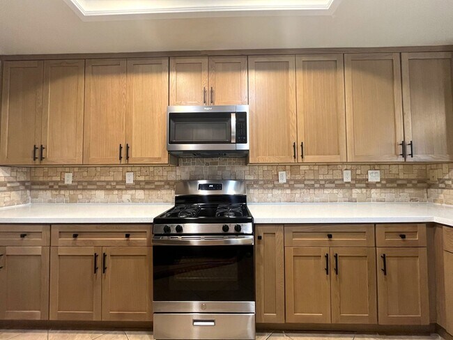 Building Photo - 3 bed, 3 bath located in Ontario, CA!