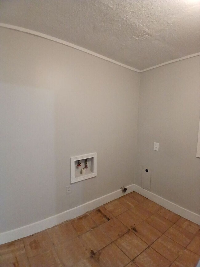 Building Photo - Discover this move-in ready 3-bedroom, 1.5...