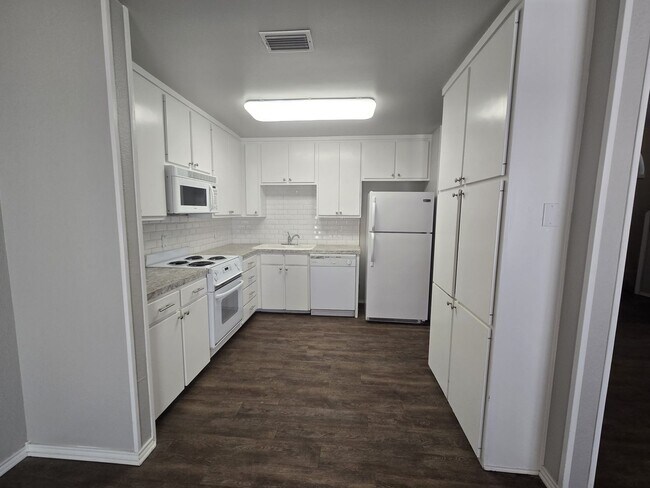 Building Photo - Awesome 2-Story 2/2/2 Townhouse in Southwe...