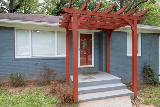 Building Photo - 2926 Gresham Rd S E